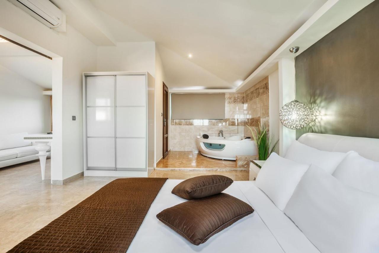 Suite with Hot Tub