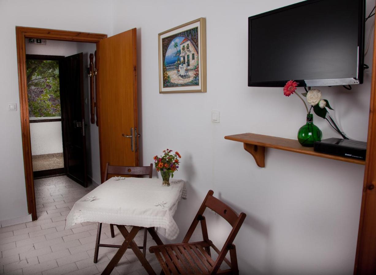 One-Bedroom Apartment,1308927865:JPEG