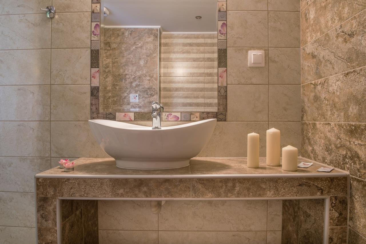 King Studio with Sofa Bed,587297397:JPEG