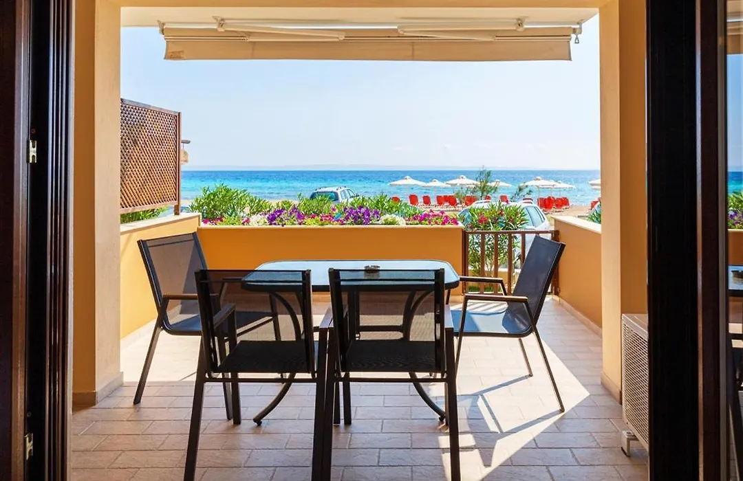 Dafni'S Beachfront Luxury Studios-1