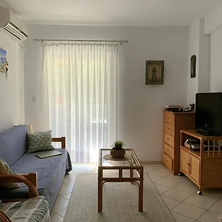 Nice Homely 2-Bedroom Apartment Close To The Beach-2