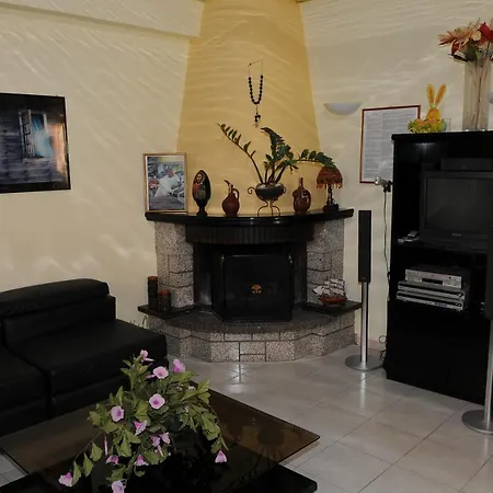 Room In Bb - Welcome To Hotel Petunia In Greece, Para18Dise No01-2