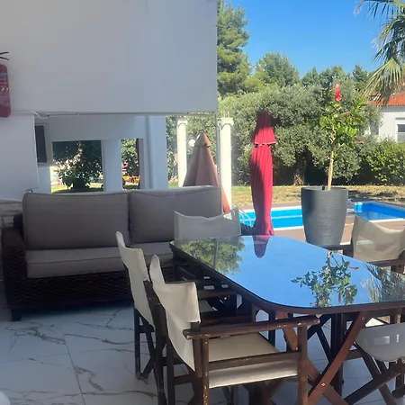 Villa Askamnia And Suites-3