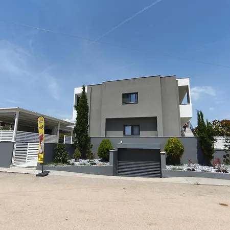 Isalos Gerakini-2