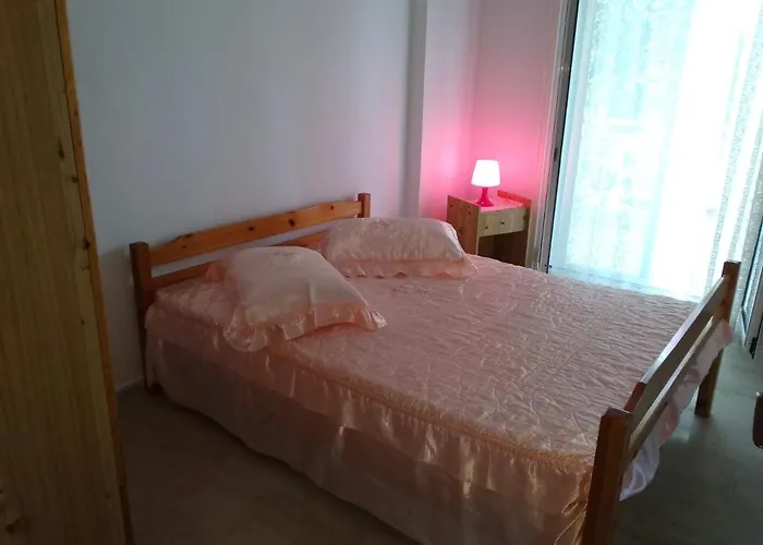 Velikis Apartments Τορώνη
