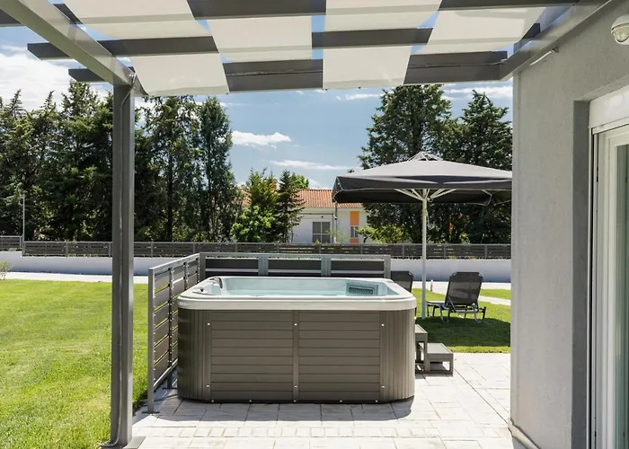 V Luxury Apartments Posidi