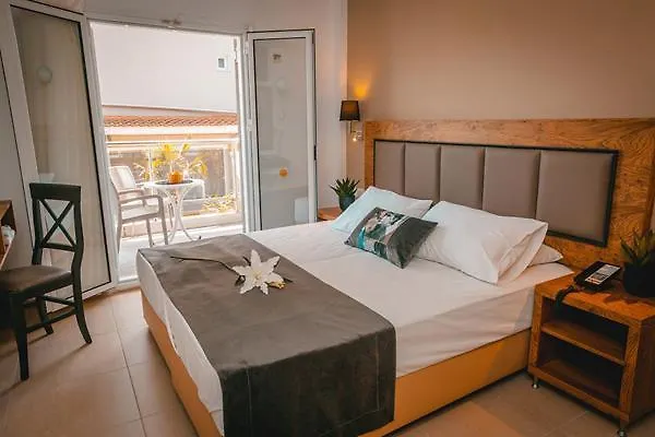 Sarantis Hotel & Suites Χανιώτη